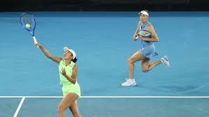 感动！国足大爷球迷赛后助威，看台依然摇旗呐喊，为了他们别放弃